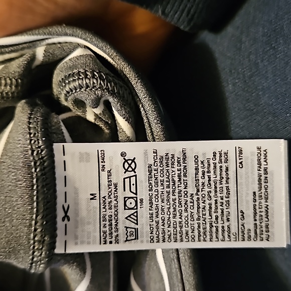 GapFit athletic leggings size medium 3/4 length - Picture 3 of 3